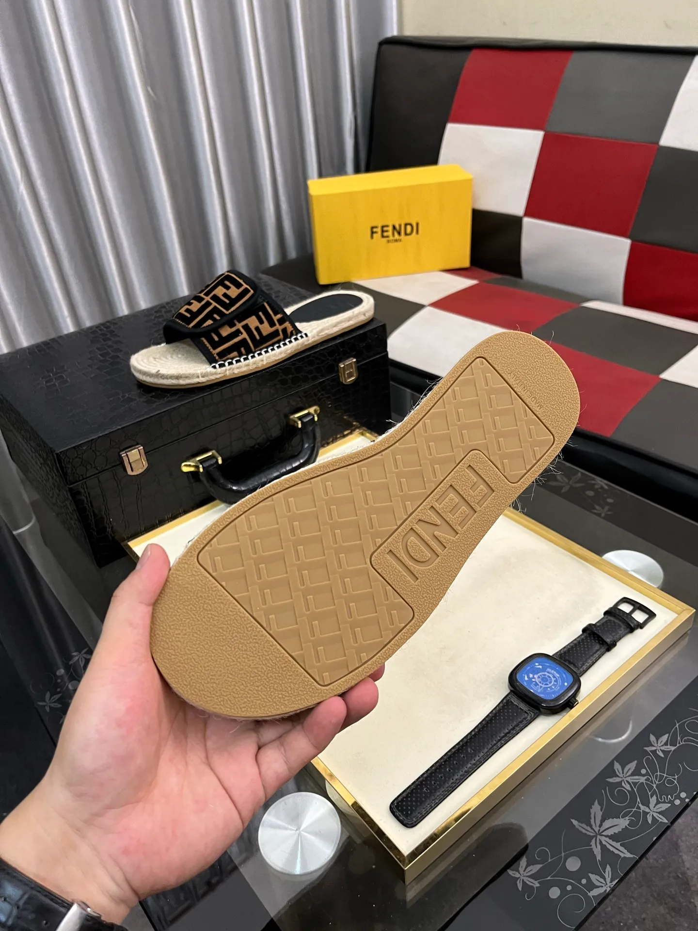 Men's shoes💰320⌚️⌚️[FENDI~Fendi slippers] High-end men's shoes brand official website 1:1 latest masterpiece: original mold customization, fabrics made of imported original materials, upgraded outsole, lighter, top quality in the market, simple and tasteful, a must-have for fashionistas, fashion is at your feet, full of confidence, the same style at the counter👍The season of summer slippers is here. Yardage: 38-44. Can be customized45.46.47